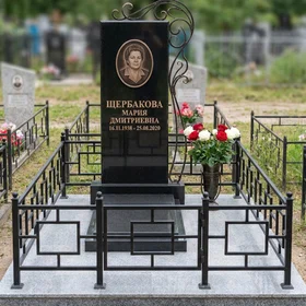 Гранитный памятник с металлическим декором