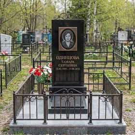 Гранитный памятник с металлическим декором