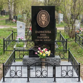 Гранитный памятник с металлическим декором