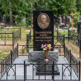 Памятник с комбинацией гранита и металла