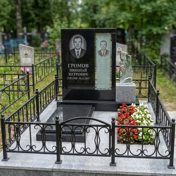 Вертикальный памятник из гранита со стеклянным декором