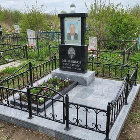 Современный мемориал из гранита и прозрачного стекла