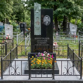 Памятник с акцентной стеклянной панелью
