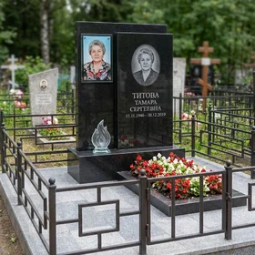 Комбинированный памятник из гранита и стекла