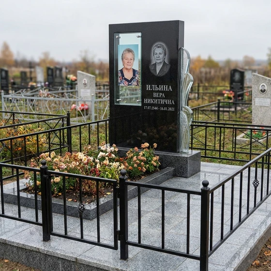 Вертикальный памятник с декоративным стеклом