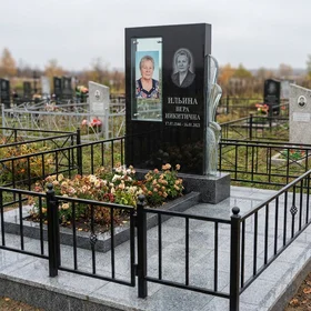 Вертикальный памятник с декоративным стеклом