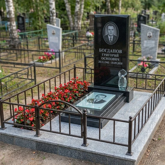 Модерн-памятник с асимметричным стеклом