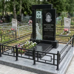 Мемориал из черного гранита и стекла