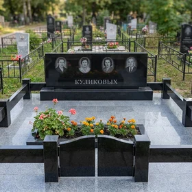 Семейный памятник на четверых из черного гранита