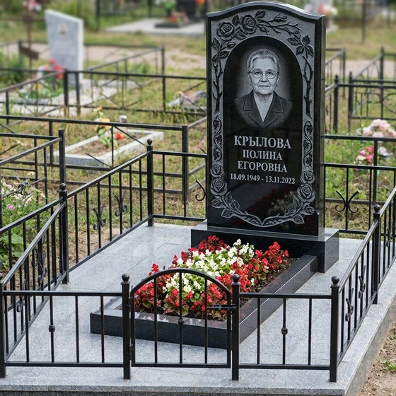 Памятник с резной розой из чёрного гранита