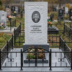 Памятник с резьбой 