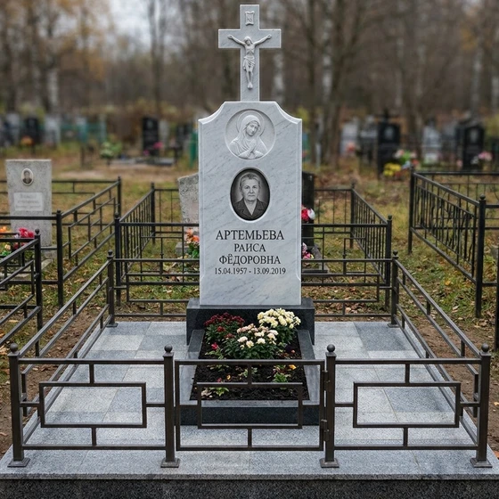 Католический памятник с латинским крестом из белого мрамора