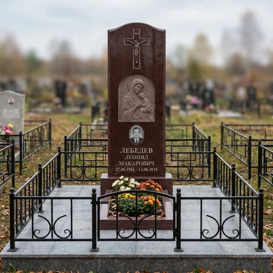 Католический памятник с латинским крестом из красного гранита