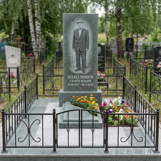 Памятник с портретом в полный рост из серо-зелёного гранита