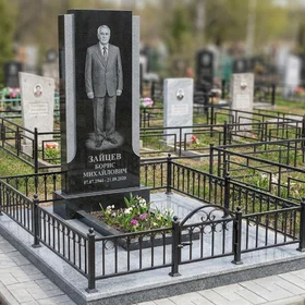 Памятник с портретом в полный рост из комбинированного гранита