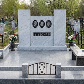Семейный мемориальный комплекс из белого мрамора