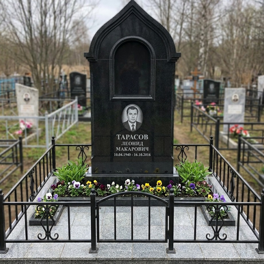 Пример дизайна: Памятник-часовня из черного гранита — фото и цена