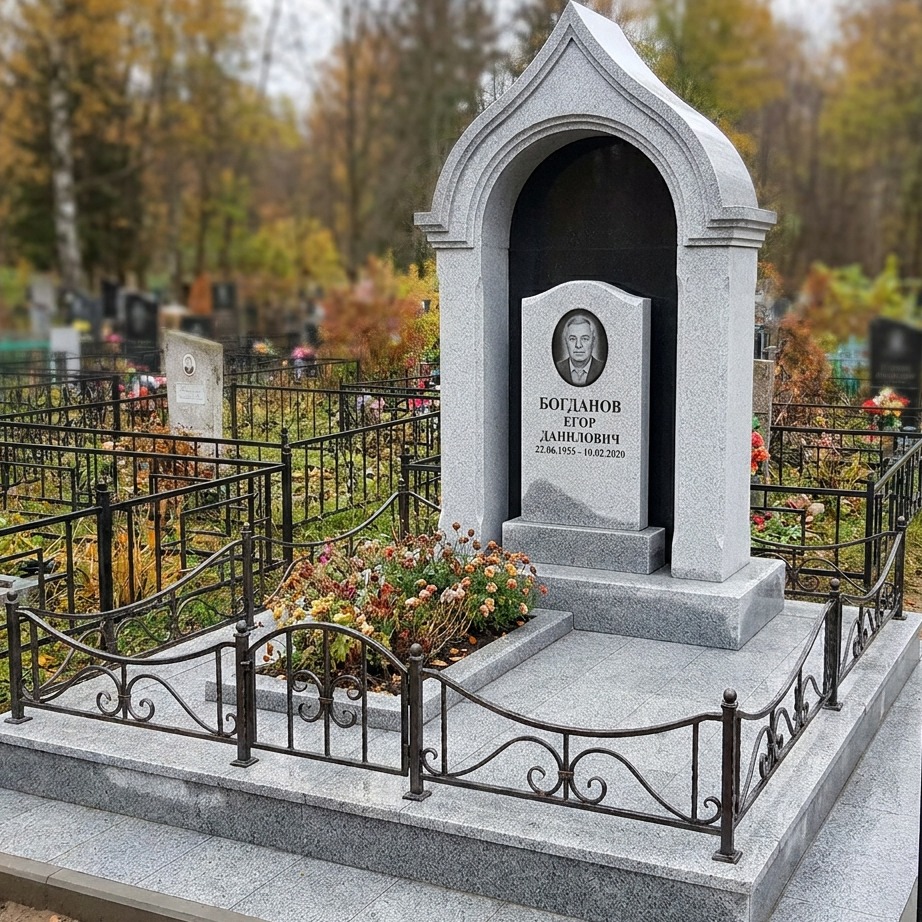 Пример дизайна: Памятник в форме часовни из серого гранита — фото и цена