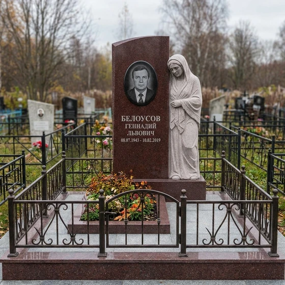 Памятник со скульптурой скорбящей матери из красного гранита