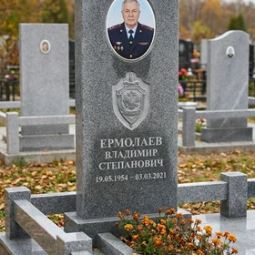 Памятник сотруднику полиции из серого гранита