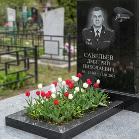 Памятник сотруднику полиции с фуражкой