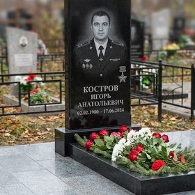 Памятник полицейскому со служебным значком