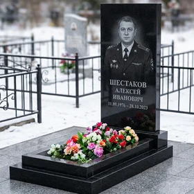 Памятник офицеру полиции — строгая стела