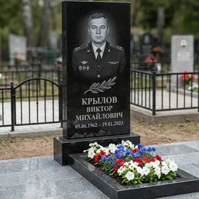 Памятник сотруднику МВД с лавровой ветвью