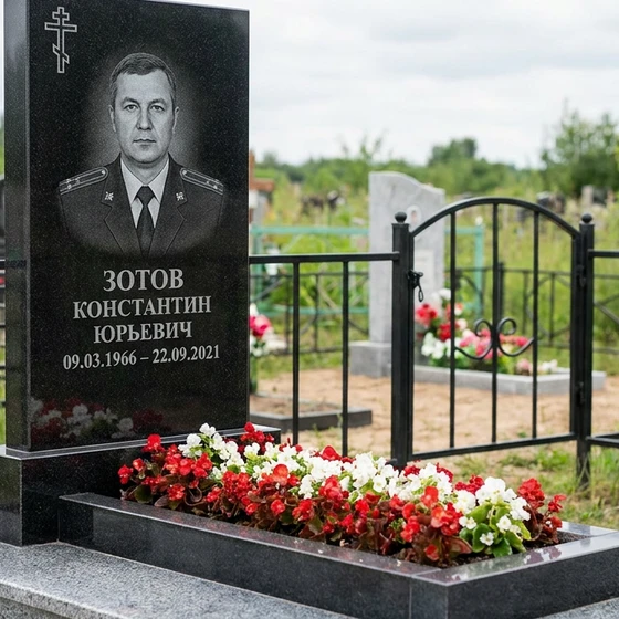 Памятник полицейскому из чёрного гранита