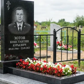 Памятник полицейскому из чёрного гранита