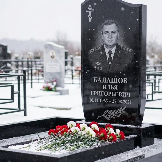 Памятник ветерану МВД с крестом