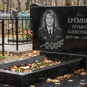 Памятник женщине-полицейскому — горизонтальная стела