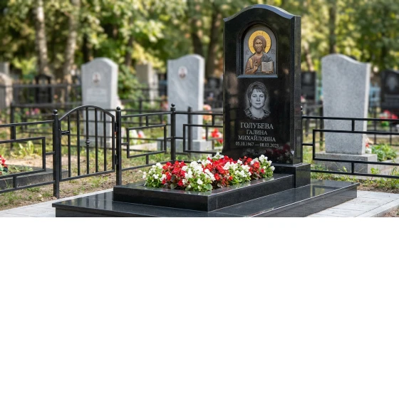 Гранитный памятник скала с оградой и цветником