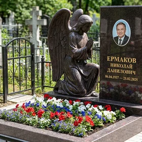 Гранитный памятник фигурный с гравировкой звезды и оградой