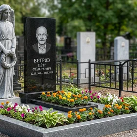 Гранитный памятник строгой формы с гравировкой военной звезды