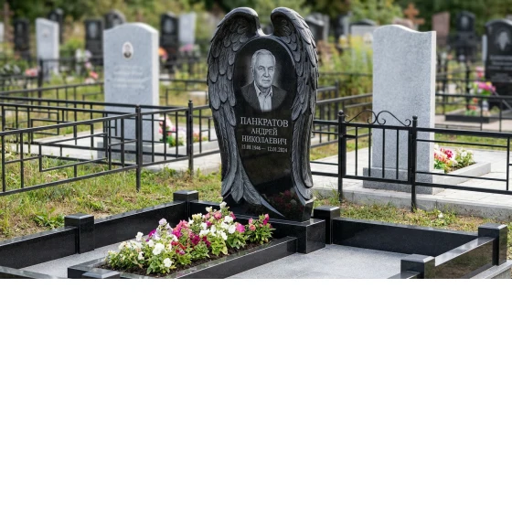 Гранитный памятник из красного гранита с цветником и оградой