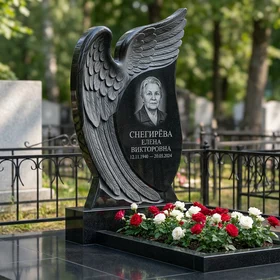Комбинированный памятник фигурный с гравировкой креста и цветником