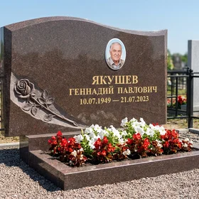 Гранитный памятник фигурный с крестом и гравировкой роз
