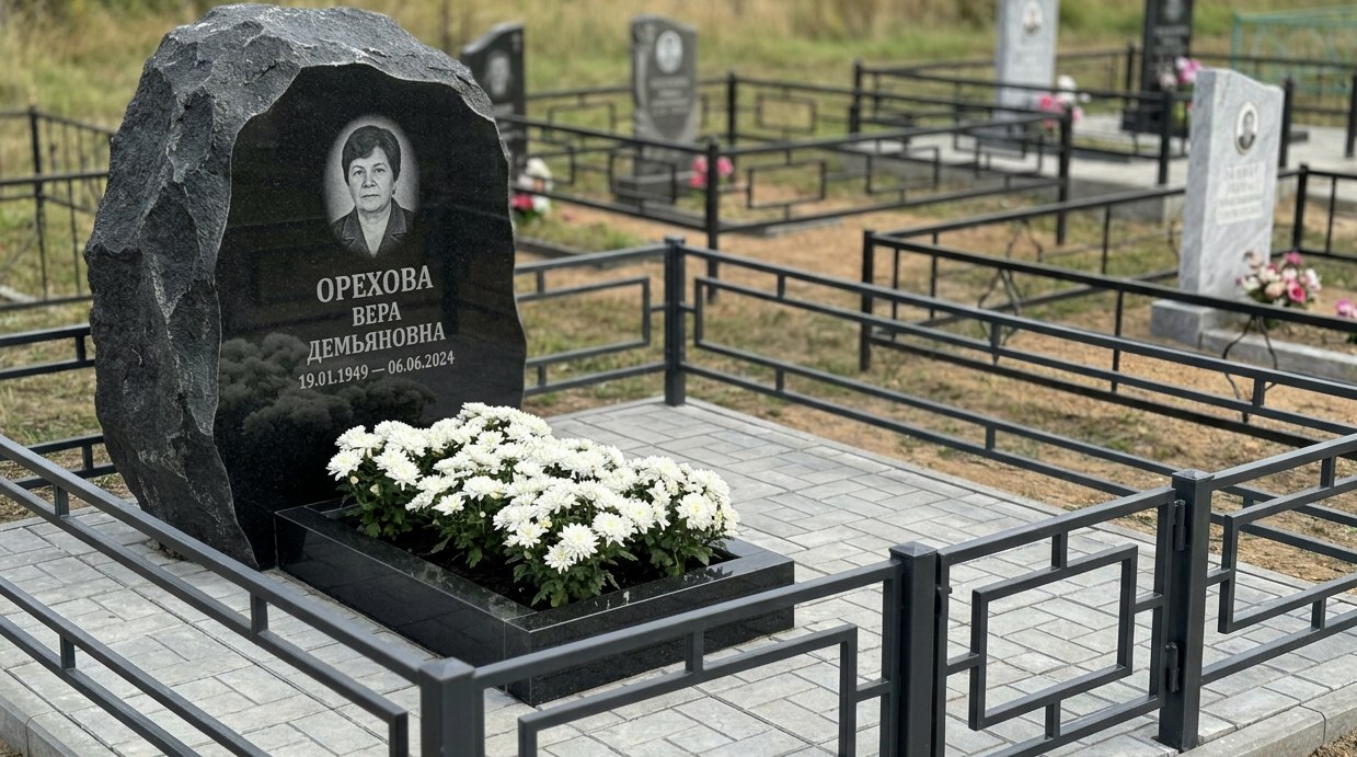 Пример дизайна: Гранитный памятник из цельной глыбы — фото и цена