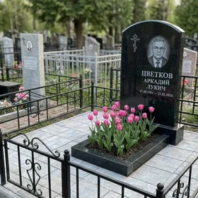 Гранитный памятник с арочным верхом с крестом