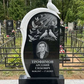 Комбинированный памятник с парящими голубями и белым голубем