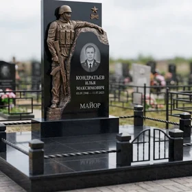 Гранитный памятник с барельефом солдата и звездой