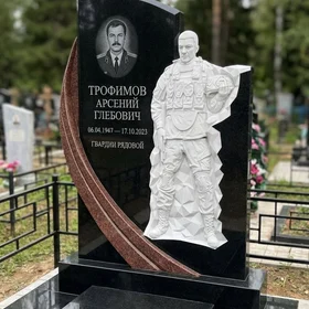 Комбинированный памятник Военному с рельефной фигурой и портретом