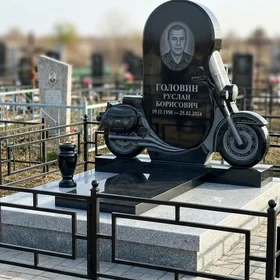 Комбинированный памятник-мотоцикл овальной формы