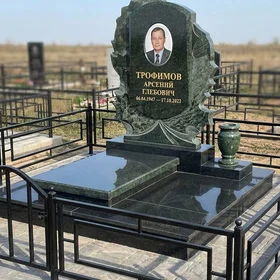 Гранитный памятник с резным деревом и портретом