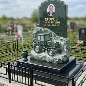 Комбинированный памятник со скалой и трактором