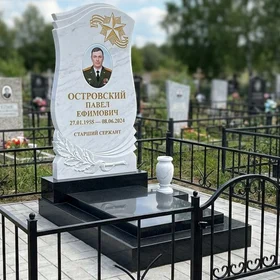 Комбинированный памятник с резным лавровым венком и военной звездой