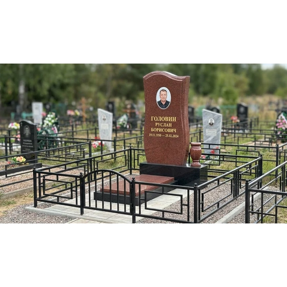 Комбинированный памятник с резной стелой и портретом