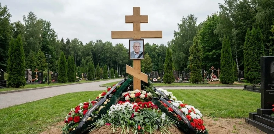 vremennyy-krest-s-fotografiey-na-mogile