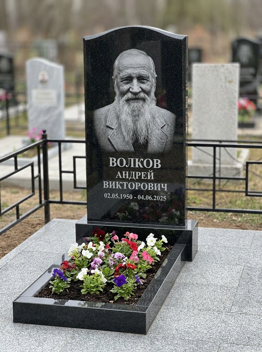 Портрет на памятнике в Норильске — Старый снимок восстановили, портрет по грудь — гравировка